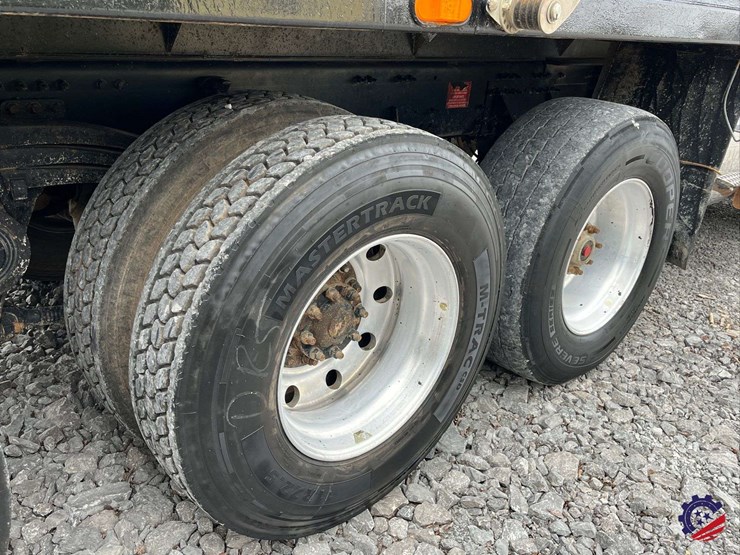 2011-volvo-truck-vhd-tri-axle-dump-truck-image-14