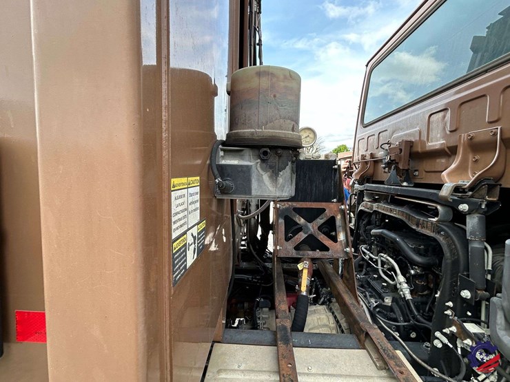 2013-ud-ud3300-s/a-garbage-truck-image-65