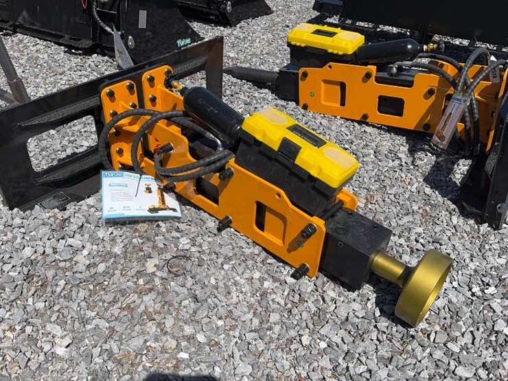 #6061-•-future-skid-steer-hyd-post-driver-image-2