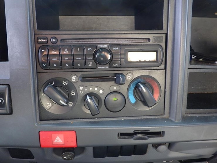 2010-isuzu-npr-image-25