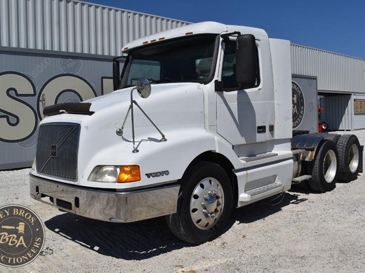 1999-volvo-vnl64t300-image-2