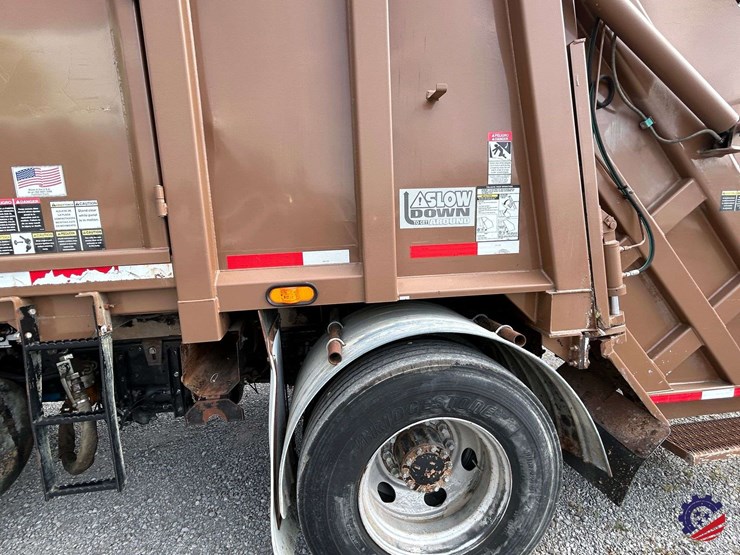 2013-ud-ud3300-s/a-garbage-truck-image-46