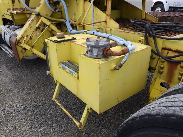 1984-ford-9000-image-13