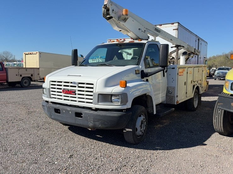 2004-gmc-5500-image-1