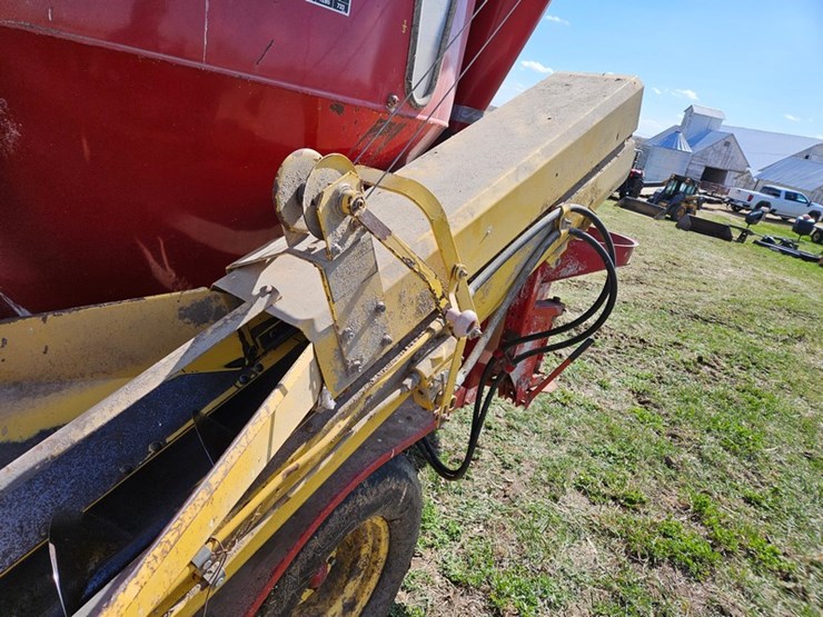 new-holland-355-image-27