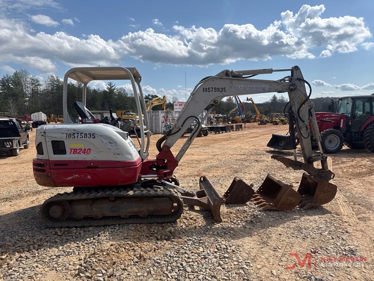 2017-takeuchi-tb240-image-6