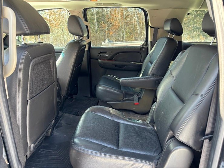 2009-chevrolet-suburban-image-18