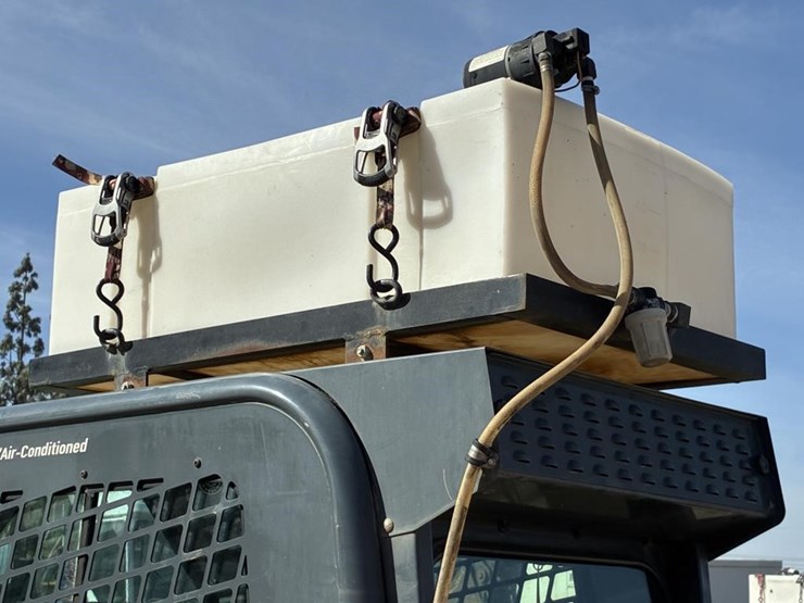 2011-mustang-2700v-image-16