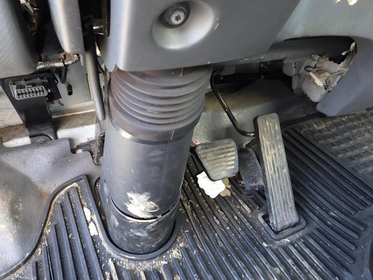 2010-isuzu-npr-image-19