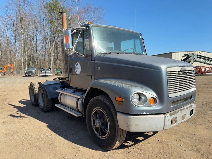 1999-freightliner-fl112-image-7