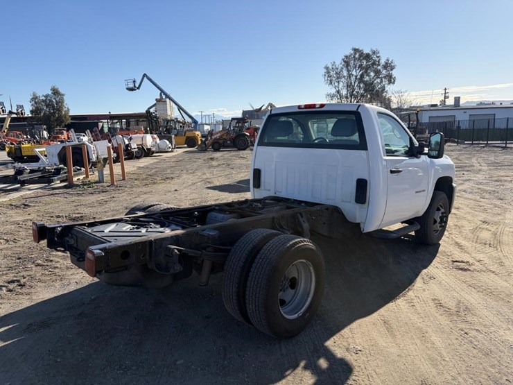 2011-chevrolet-3500-image-3
