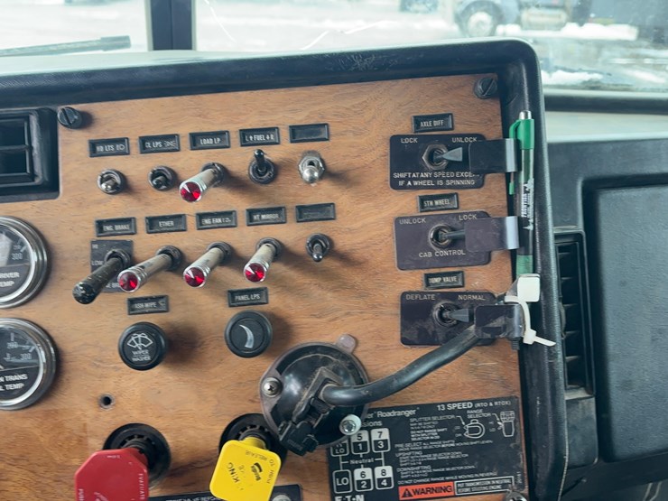 1991-peterbilt-379-sleeper-image-11