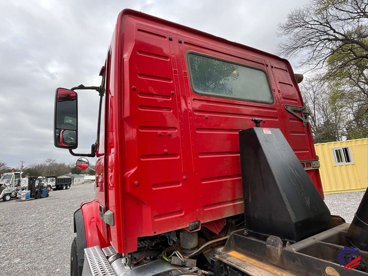 2011-volvo-truck-vhd-tri-axle-dump-truck-image-88