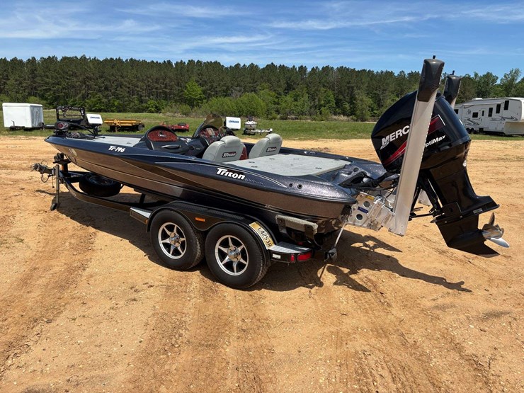 2005-triton-tr-196-w/-tandem-axle-boat-trailer-image-2