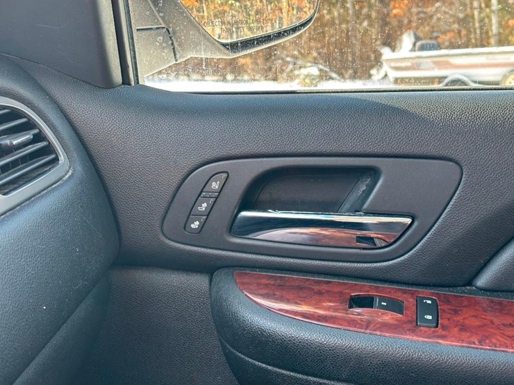 2009-chevrolet-suburban-image-13