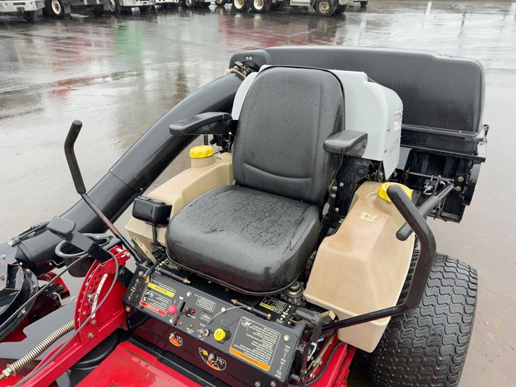 exmark-lazer-z-zero-turn-mower-image-11