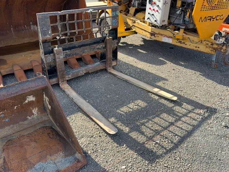 #2045-•-cat-48"-skid-steer-pallet-forks-image-2