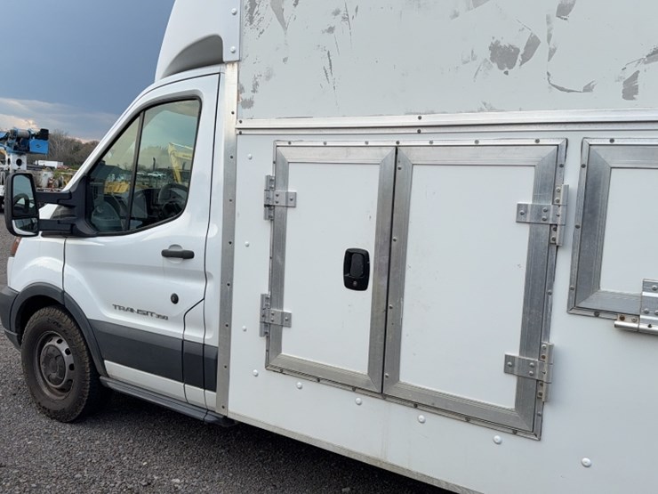 2015-ford-350-image-13