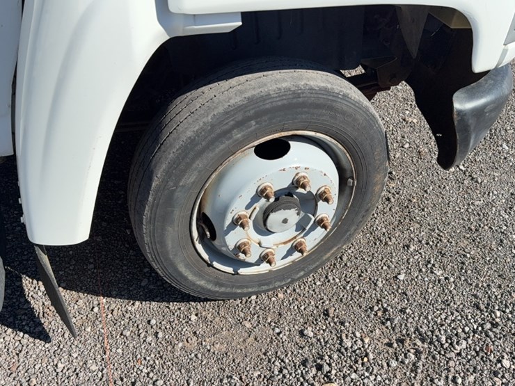 2004-gmc-5500-image-5