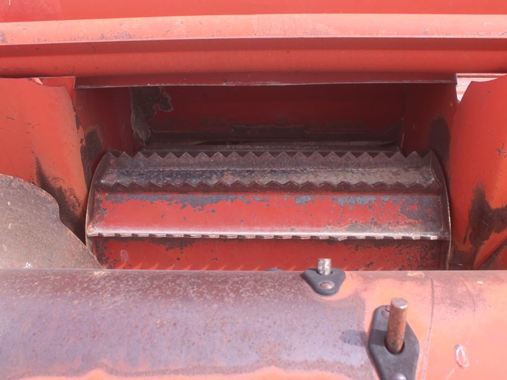 international-830-image-32