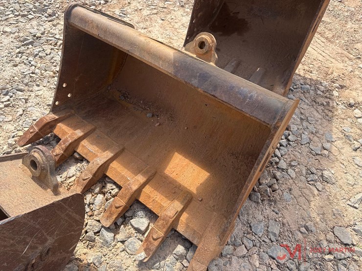 2017-takeuchi-tb240-image-13