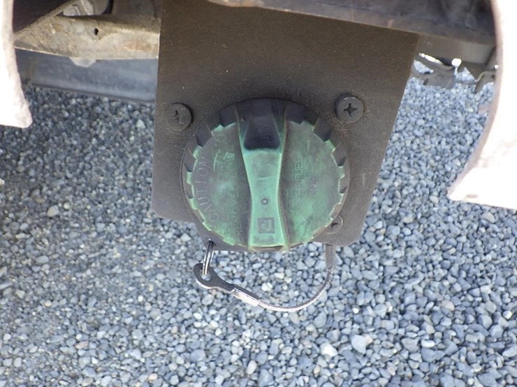 2010-isuzu-npr-image-12