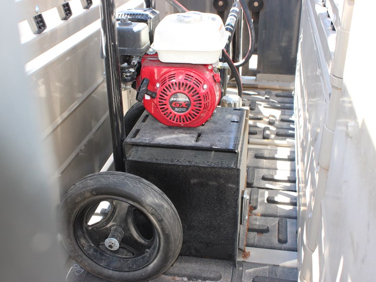 #1085-•-new-circle-t-portable-hydraulic-squeeze-chute-image-22