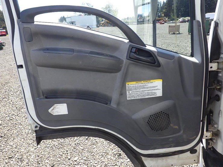 2010-isuzu-npr-image-18