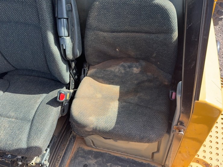 2017-caterpillar-745-image-15