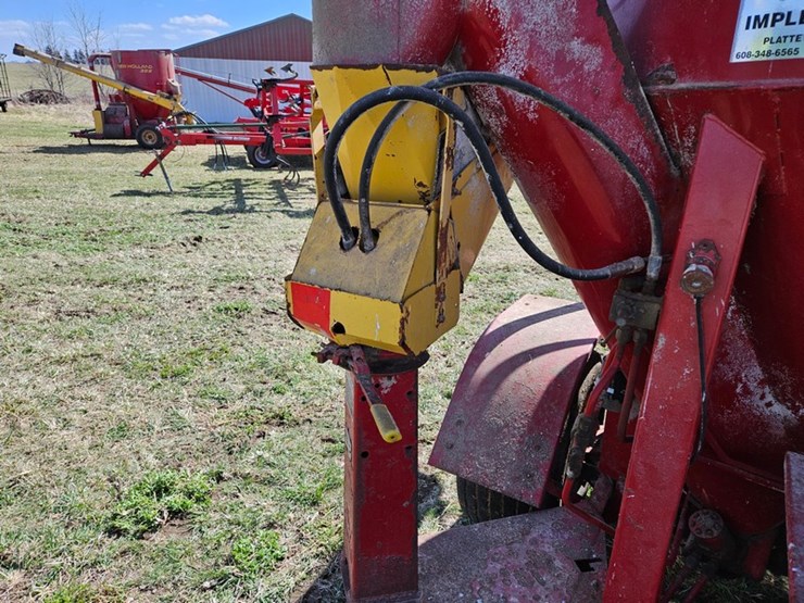 new-holland-355-image-34