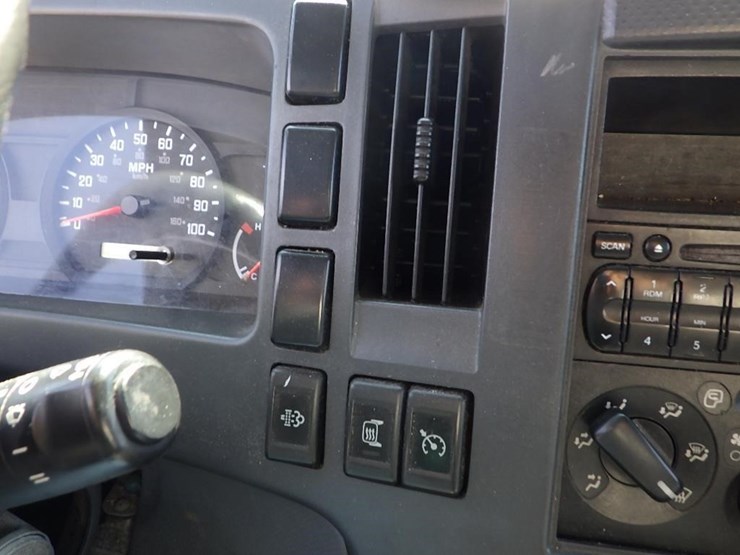 2010-isuzu-npr-image-24