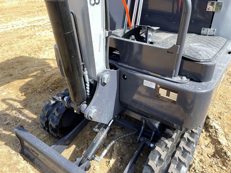 #902-•-new-land-hero-rt15r-mini-excavator-image-36