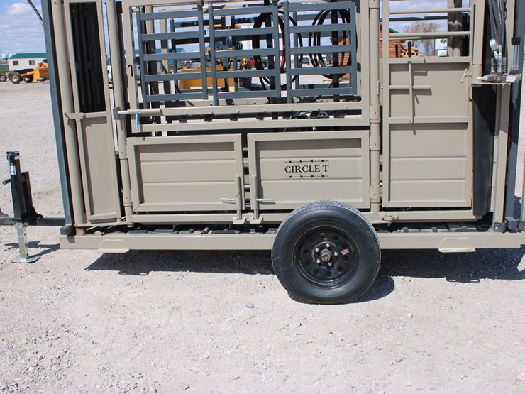 #1085-•-new-circle-t-portable-hydraulic-squeeze-chute-image-14