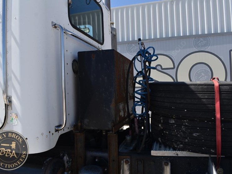 2002-peterbilt-385-image-21
