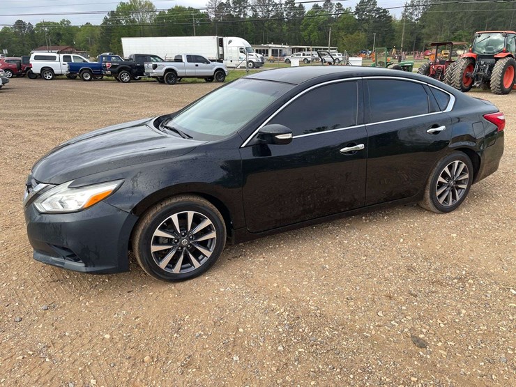 2017-nissan-altima-4-door-sedan-(213,376-miles)-image-1