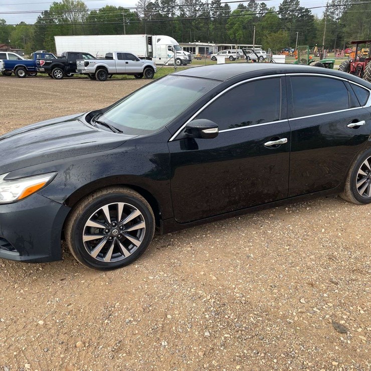 2017 Nissan Altima 4 Door Sedan (213,376 Miles)