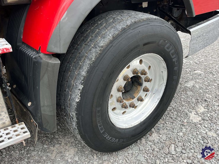 2011-volvo-truck-vhd-tri-axle-dump-truck-image-17