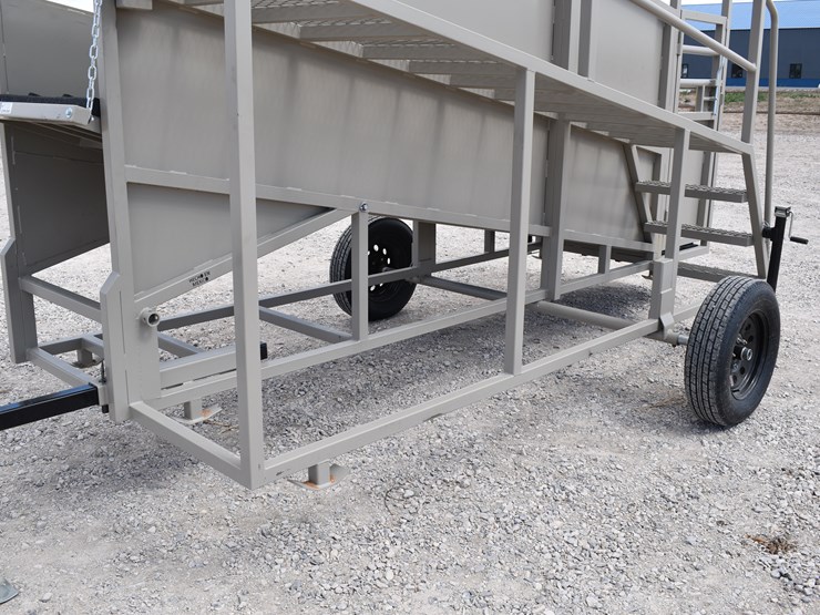 #1084-•-new-circle-t-portable-loading-chute-with-catwalk-image-16