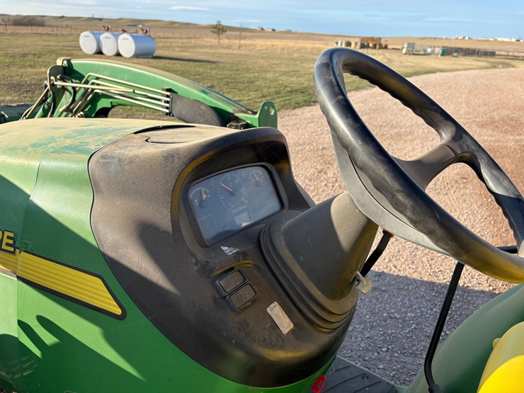 john-deere-3320-image-3