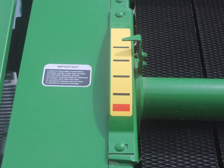 john-deere-560m-image-30