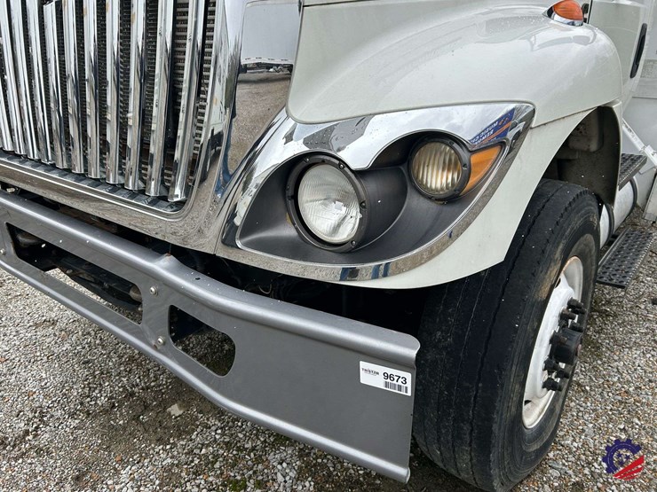 2009-international-7400-image-23