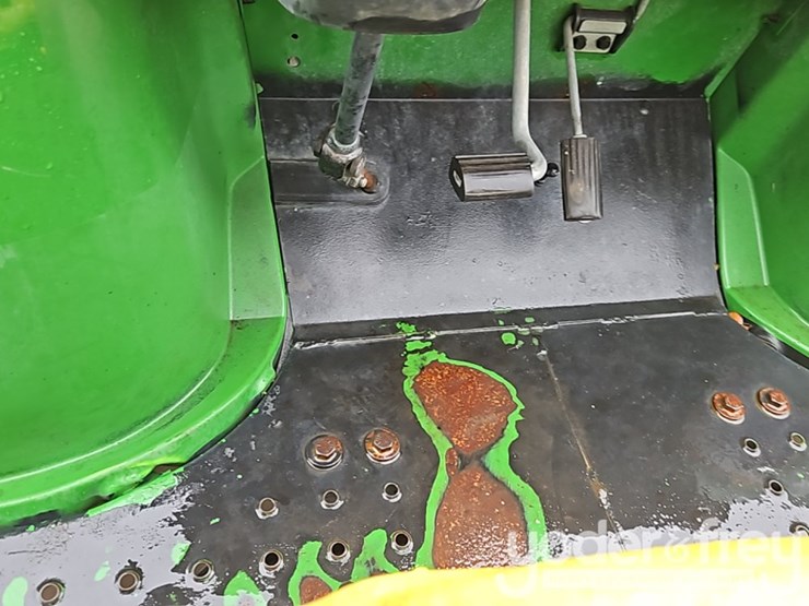 2016-john-deere-gator-image-19