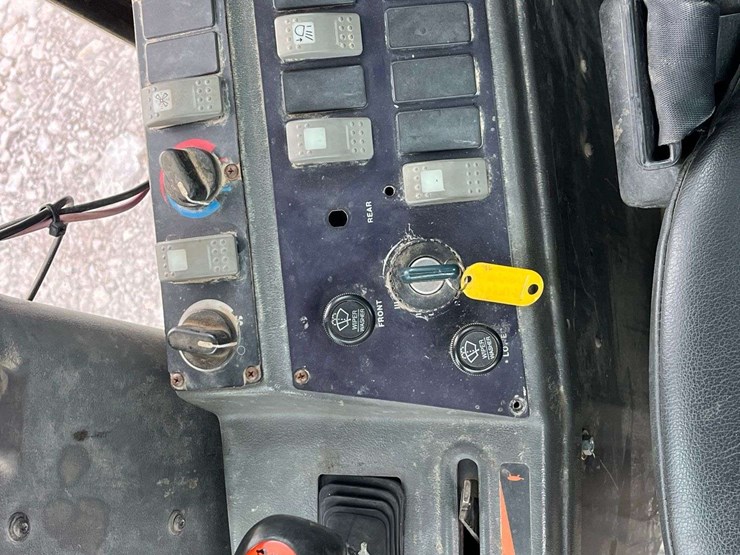 2003-volvo-g710b-image-68