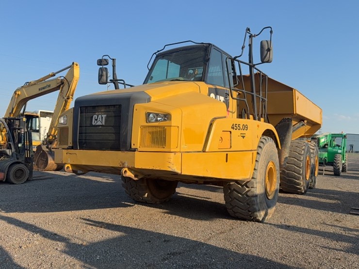 2016-caterpillar-745-image-1