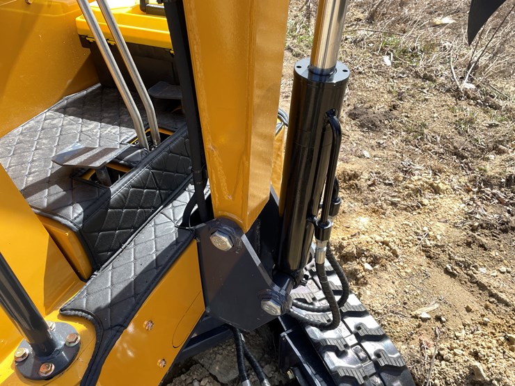 #901-•-new-land-hero-me18-mini-excavator-image-21