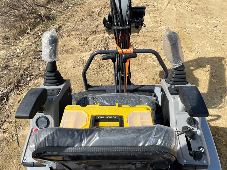 #902-•-new-land-hero-rt15r-mini-excavator-image-12