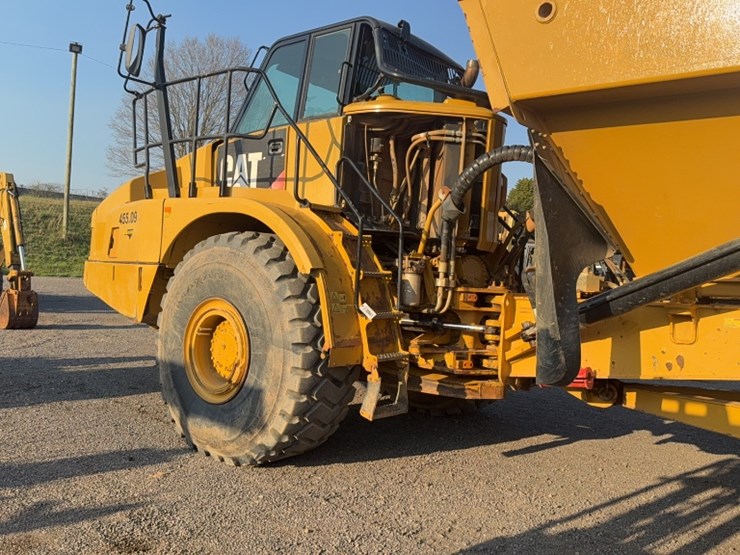 2016-caterpillar-745-image-12