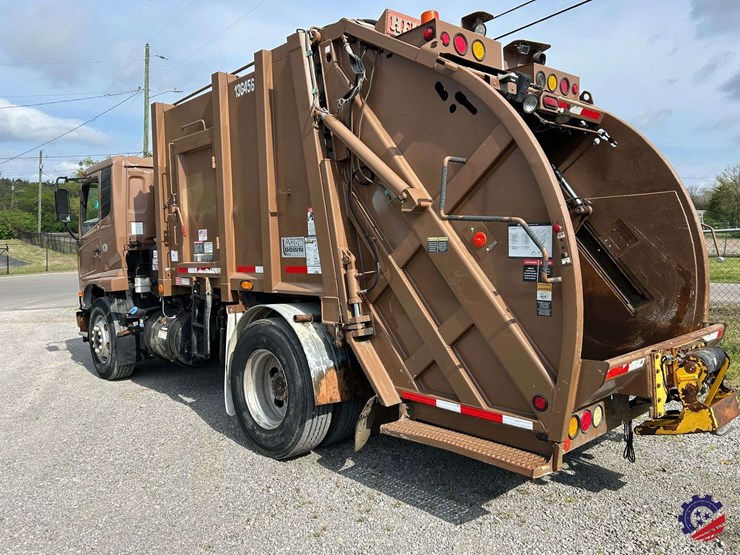 2013-ud-ud3300-s/a-garbage-truck-image-3