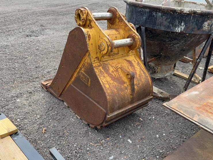 #2051-•-cat-32"-excavator-bucket-image-3