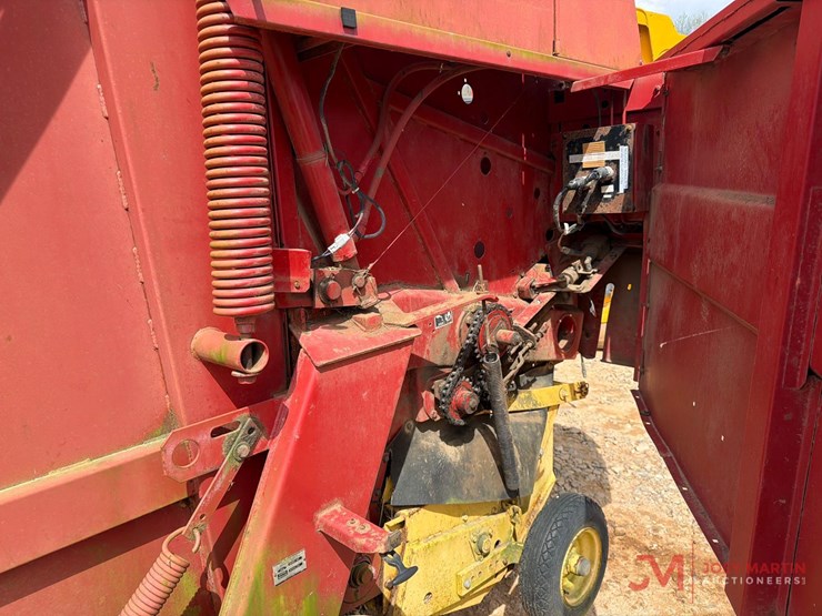 new-holland-660-image-15